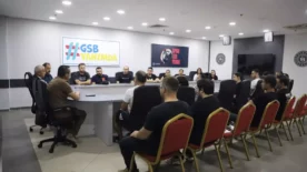 Antrenorlerle degerlendirme toplantisi