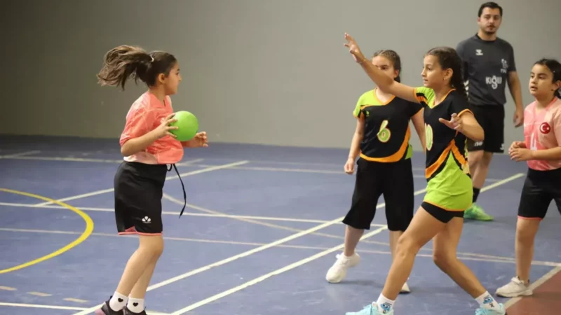 Okul sporlari minik kizlar hentbol il birinciligi sona erdi