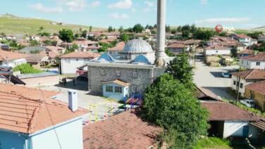 ayagi yuvasindaki ipe takilan yavru leylegi itfaiye kurtardi dNaEklzx