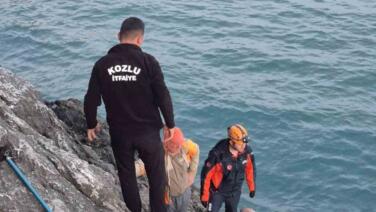 balik tutmak isterken kayaliklardan dusen adami ekipler ve balikci teknesi kurtardi ZTe2OqPX