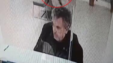 bankada islem yaparken uzerine kedi dustu R9E6yugy