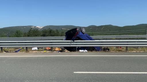 bariyerlere carpan hafif ticari arac ters dondu 3 yarali MCRvu4KT