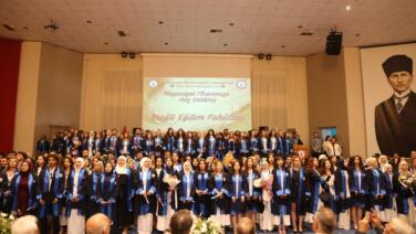 beunda ogrencilikten ogretmenlige uzanan yolculuk mezuniyet toreni ile taclandi Hj8aZjpi