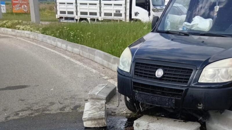 boluda refuje cikan hafif ticari aracin surucusu yaralandi uvBOpArK
