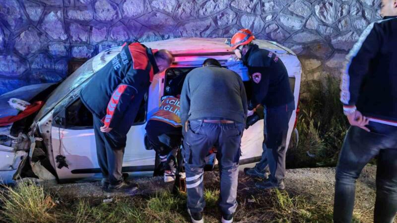 corumda hafif ticari arac istinat duvarindan yan yola uctu 2 yarali OrN5RI2n