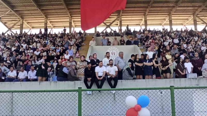 devrekte universite ogrencileri mezuniyetlerini kep atarak kutladilar 3JrmckTt