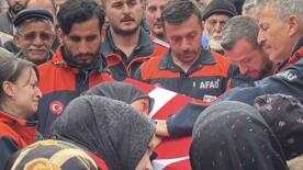 esi tabutuna son kez sarildi babasi namazini kildirdi afad personeline huzunlu veda vat3eczE
