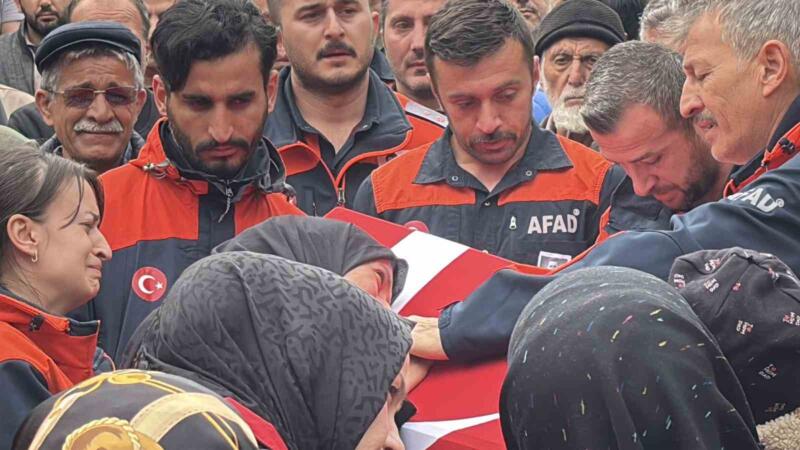 esi tabutuna son kez sarildi babasi namazini kildirdi afad personeline huzunlu veda vat3eczE