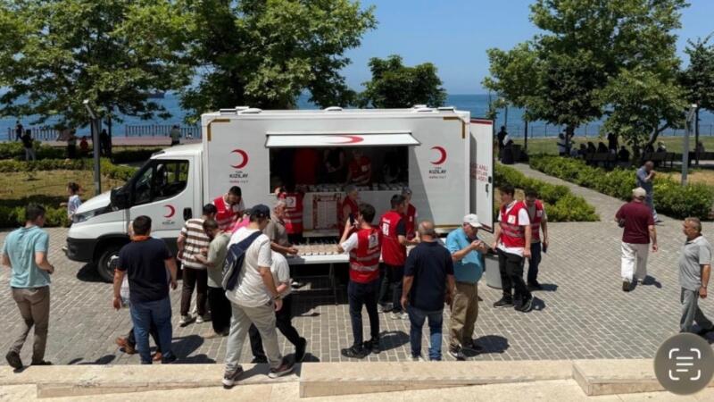 genc kizilaydan anlamli hareket zWtkORwI