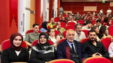karabuk universitesinde ornek basari hikayesi baba ve kizi ayni gun diploma aldi l2UMKyZi