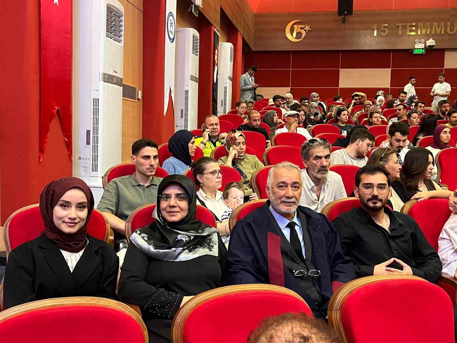 karabuk universitesinde ornek basari hikayesi baba ve kizi ayni gun diploma aldi l2UMKyZi