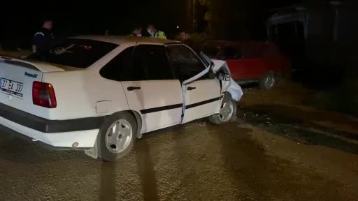 kastamonuda iki otomobil carpisti 8 yarali TsCVnzd9