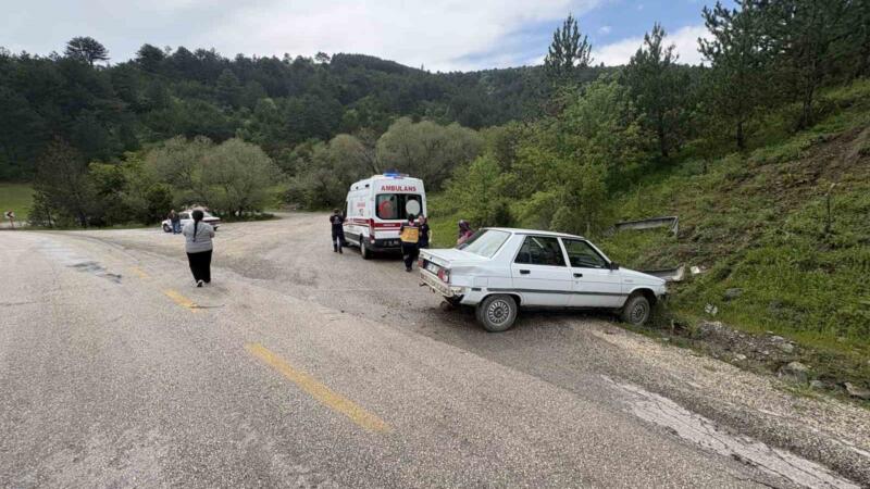 kastamonuda kontrolden cikan otomobil kaza yapti 2 yarali HNtZm1kj