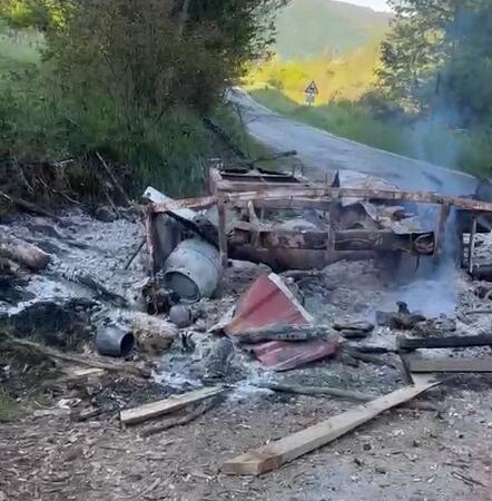 kastamonuda park halindeki karavan ile is makinesi yandi JxexH9IM