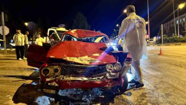 kirmizi isik ihlali yapip motosiklete carpan surucuye 51 bin tl ceza kesildi VQnlAVmh