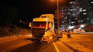lastigi patlayan tir once su kanalina sonra refuje carpti 1 yarali 8kBOZHCi