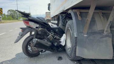 motosiklet kamyonun tekerleri arasina ok gibi saplandi emekli komiser yardimcisi hayatini kaybetti 2dBnmMiv
