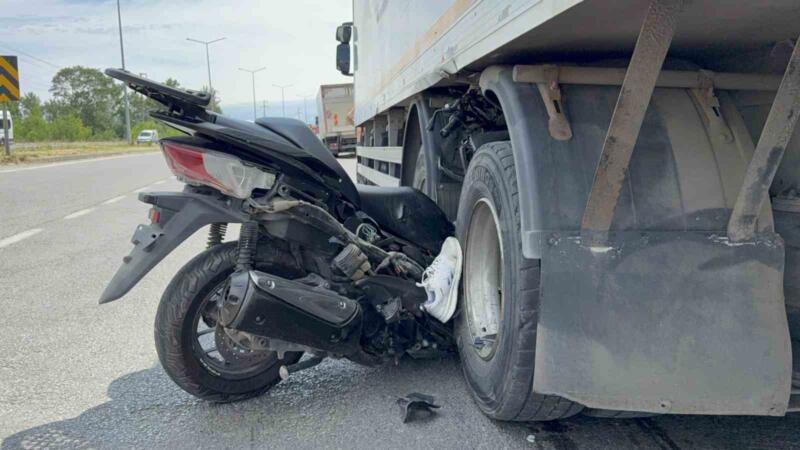 motosiklet kamyonun tekerleri arasina ok gibi saplandi emekli komiser yardimcisi hayatini kaybetti 2dBnmMiv