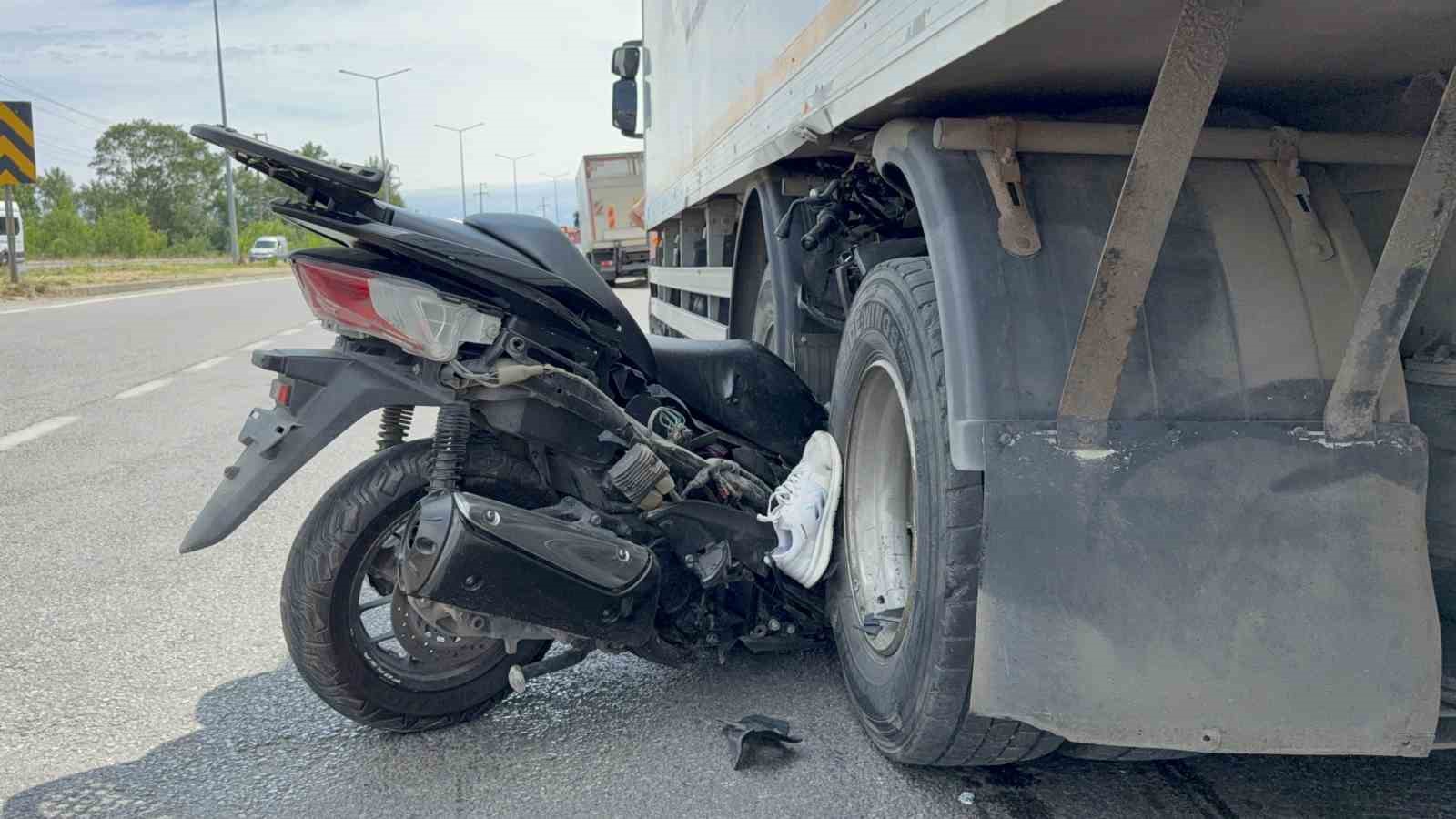 motosiklet kamyonun tekerleri arasina ok gibi saplandi emekli komiser yardimcisi hayatini kaybetti 2dBnmMiv