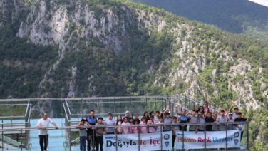 ogrenciler 450 metre yuksekteki seyir terasi ve kanyonu gezdi YHZcLbgy