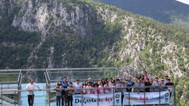 ogrenciler 450 metre yuksekteki seyir terasi ve kanyonu gezdi YHZcLbgy