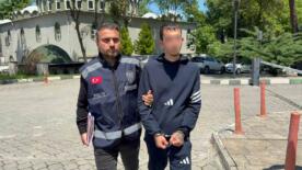 park halindeki motosikletlere zarar verip birini caldi 18 yasindaki supheli yakalandi 6fY8i29x