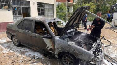 park halindeki otomobilde cikan yangin sonduruldu EEE8ilLY