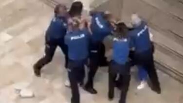 polisin onunde kadin kavgasi inBqFOO1
