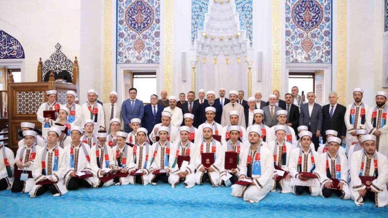 rektor ozolcer hafizlik icazet merasiminde genc hafizlarin sevincine ortak oldu ZvePBVW8