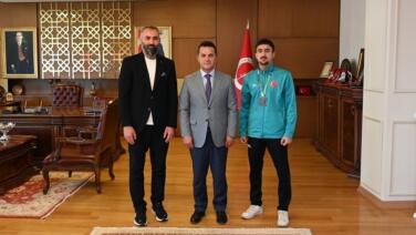 rektor topal dunya ikincisi olan sporcuyu tebrik etti 2Gatu18F