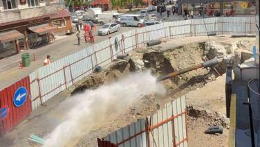 rizede tarihi koprunun restorasyon calismasi sirasinda su borusu patladi 5FmlX7iG