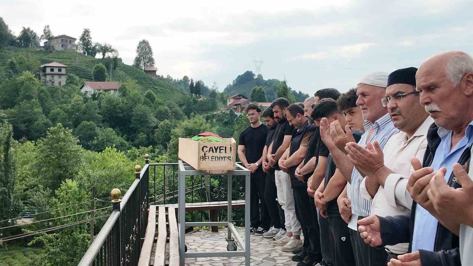 rizedeki feci kazada hayatini kaybeden kadin topraga verildi OpBhBHRU