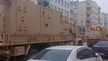 sinopta askeri sevkiyat anlari kamerada ozgur ozelin baliklar urkuyor sozlerine ironik gonderme G577ptSJ