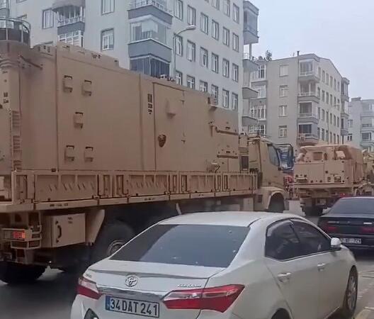 sinopta askeri sevkiyat anlari kamerada ozgur ozelin baliklar urkuyor sozlerine ironik gonderme G577ptSJ