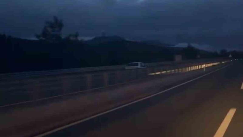 ters yonde kilometrelerce ilerleyerek trafigi tehlikeye dusurdu XDAmqevK