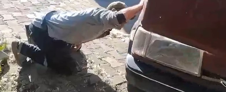 tokatta aracin motor kismina giren yilani itfaiye ekipleri kurekle yakaladi
