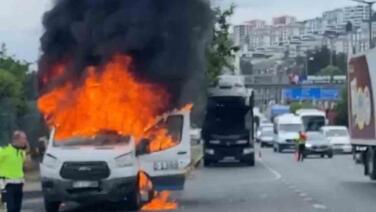 trabzonda seyir halindeki dolmus minibusu alevlere teslim oldu RzHXOhdp