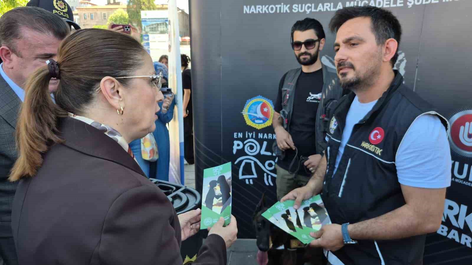 vali cocuklarla cizgi film izledi dijital bagimliliga karsi uyardi HwOcnjvp