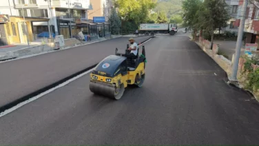 100. Yil Mahallesi 1010. Caddede asfalt serimine baslandi