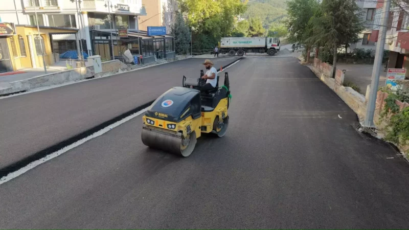 100. Yil Mahallesi 1010. Caddede asfalt serimine baslandi