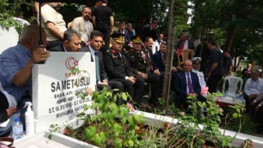 15 temmuz sehitlerinden samet uslu sehadetinin 10 yilinda kabri basinda dualarla anildi Bj8hSe1b