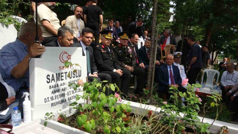 15 temmuz sehitlerinden samet uslu sehadetinin 10 yilinda kabri basinda dualarla anildi Bj8hSe1b