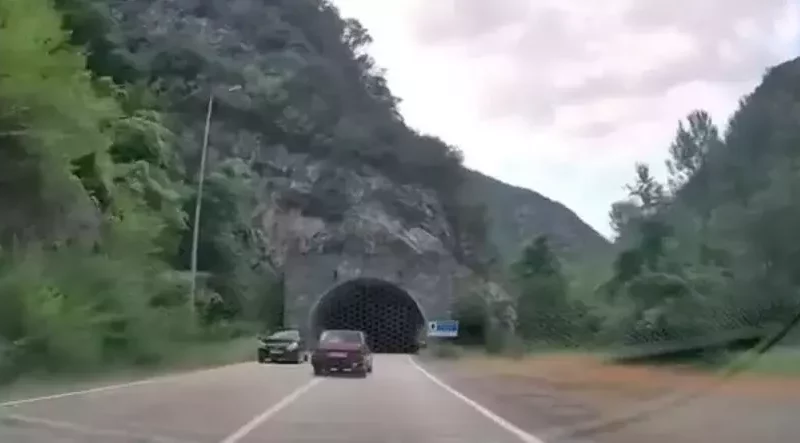 Butun trafik kurallarini hice sayan surucu goruntulendi