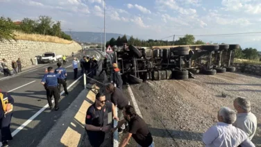 Devrilen cakil yuklu tir alev aldi2