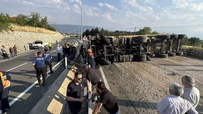 Devrilen cakil yuklu tir alev aldi2