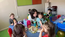 Kaymakam Ustaoglundan minik ogrencilere ziyaret