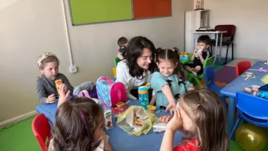 Kaymakam Ustaoglundan minik ogrencilere ziyaret