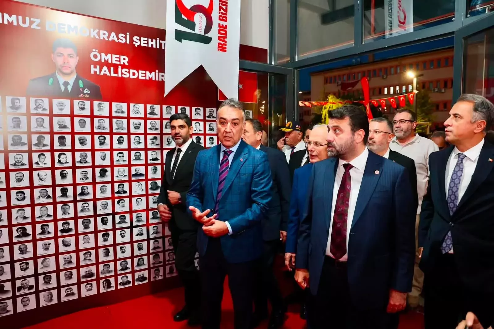 Vali Cagatay 15 Temmuz Anma Merkezini ziyaret etti