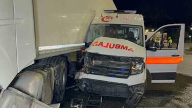 ambulans ile tir carpisti 6 yarali fjbb1Bcp