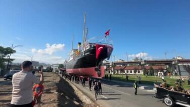 bandirma vapuru karadan yurutulerek yeni yerine tasindi mehter marsi ile karsilandi dHxJSLdw